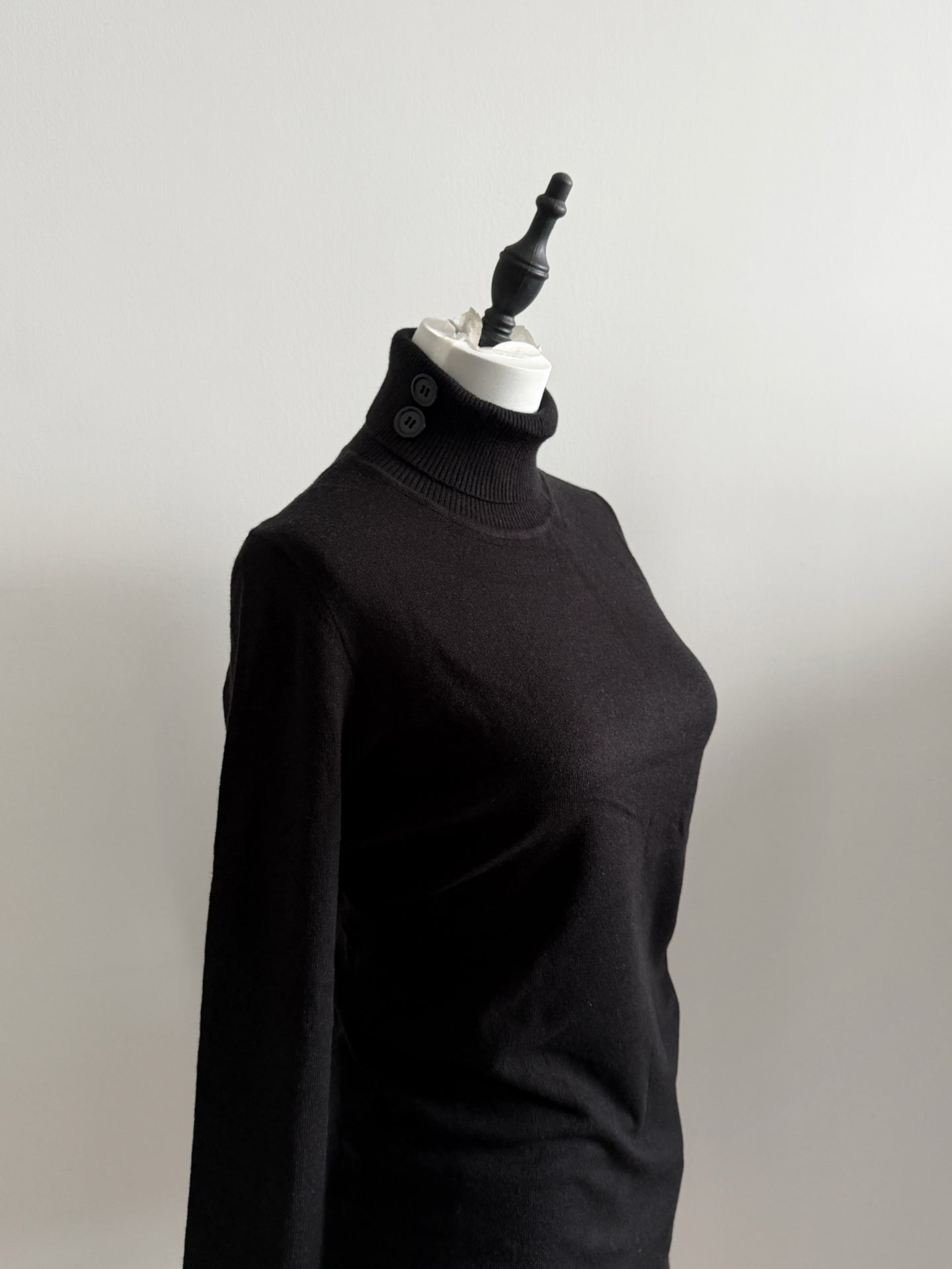 Lace Gray｜Turtleneck warm base sweater with button design and thumbhole cuffs