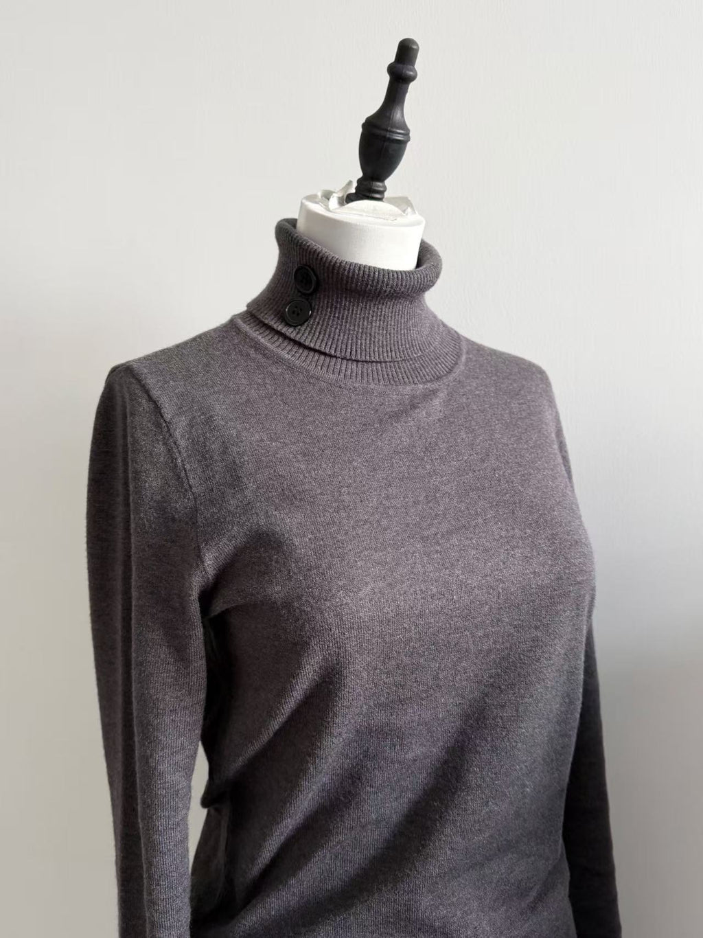 Lace Gray｜Turtleneck warm base sweater with button design and thumbhole cuffs