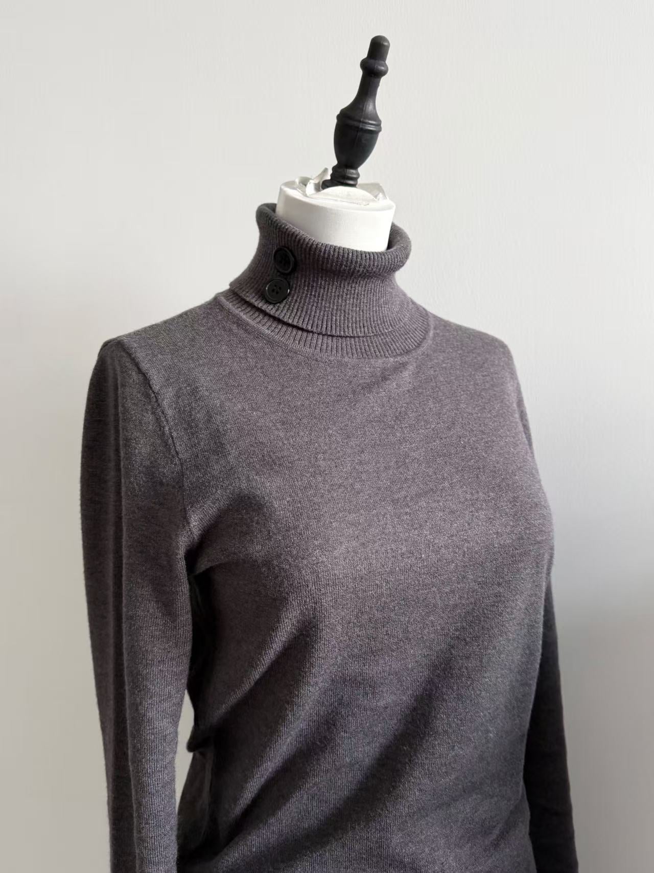 Lace Gray｜Turtleneck warm base sweater with button design and thumbhole cuffs