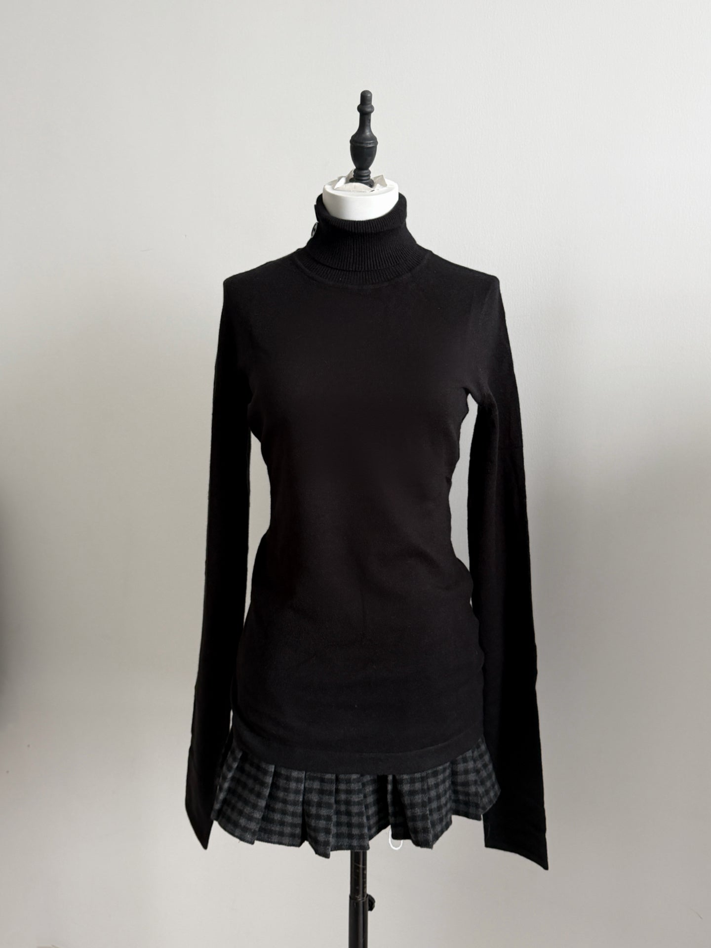 Lace Gray｜Turtleneck warm base sweater with button design and thumbhole cuffs