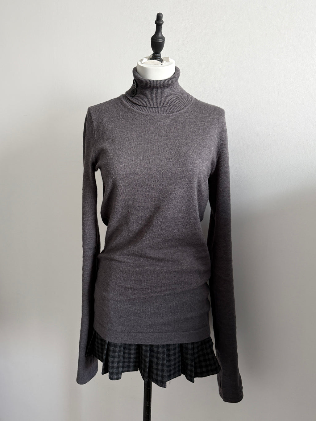Lace Gray｜Turtleneck warm base sweater with button design and thumbhole cuffs