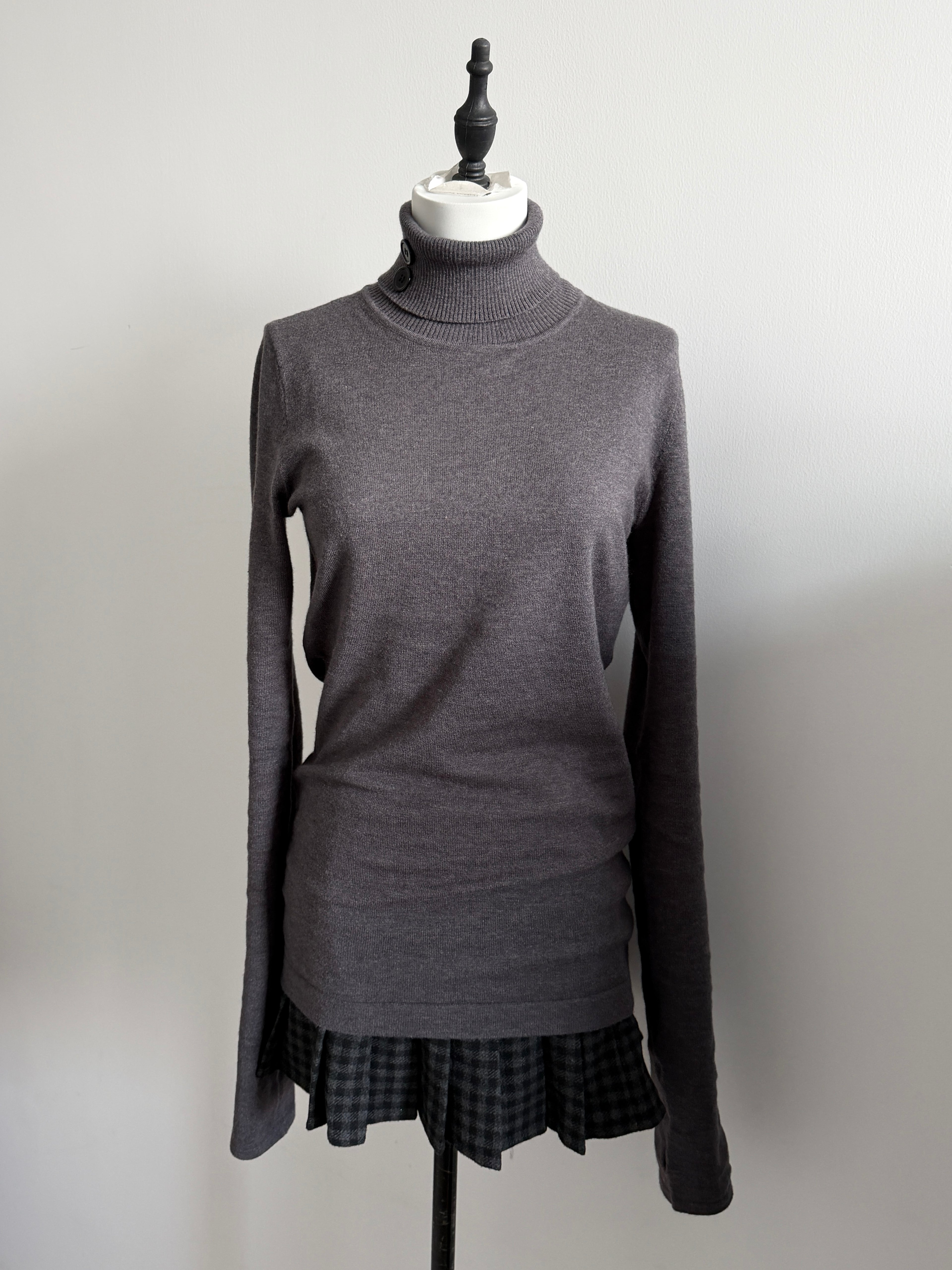 Lace Gray｜Turtleneck warm base sweater with button design and thumbhole cuffs